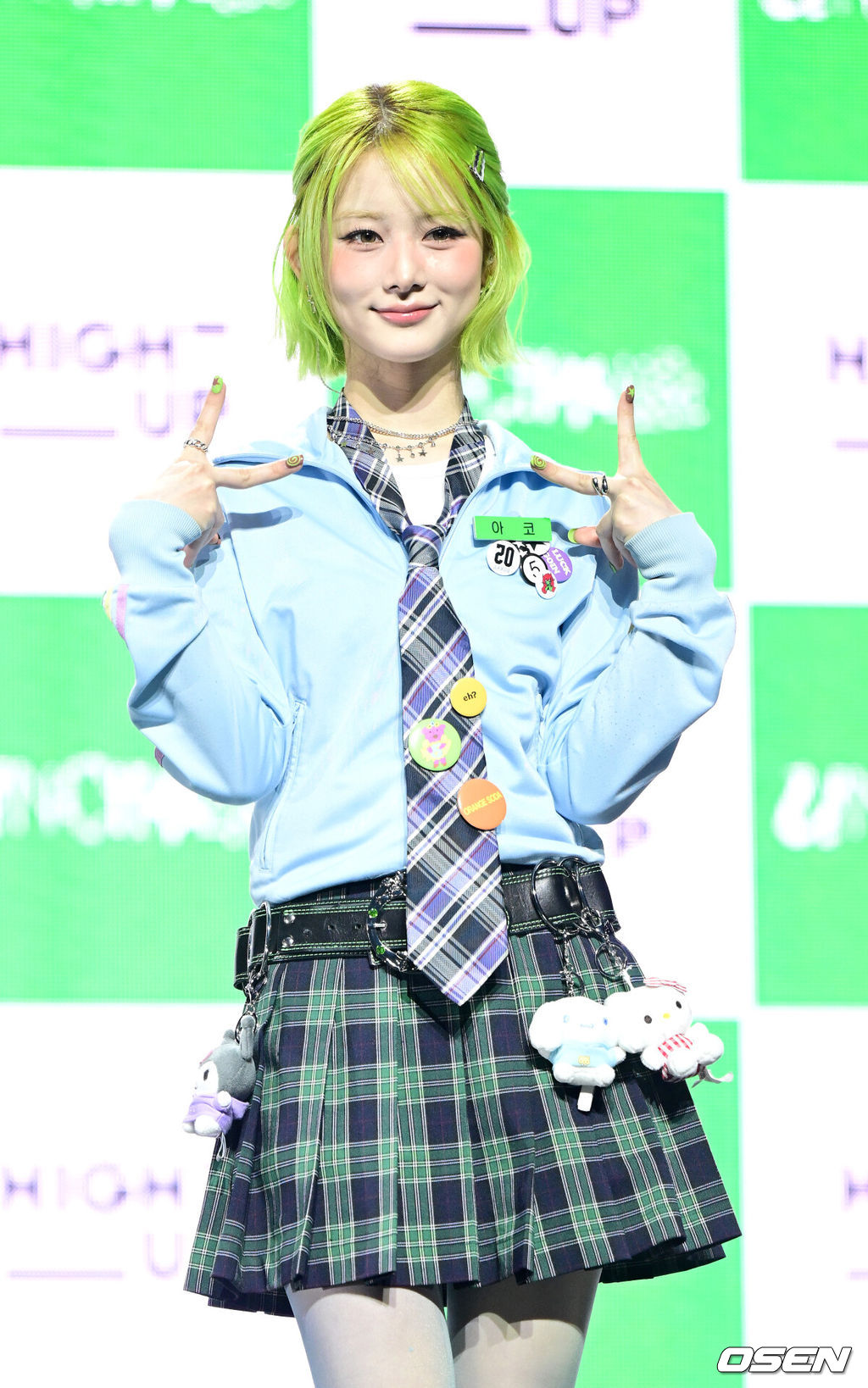 신인 걸그룹 언차일드(UNCHILD)가 21일 오후 서울 한남동 블루스퀘어 우리WON뱅킹홀에서 데뷔 싱글 '위 아 언차일드'(We Are UNCHILD) 발매 쇼케이스를 가졌다.언차일드(박예은, 히키, 티나, 아코, 이본, 나하은)는 ‘평범함’을 거부하는 접두사 ‘UN-’을 통해 정해진 틀에 얽매이지 않고 자신들만의 독특한 개성을 특별한 에너지로 승화시키겠다는 포부를 팀명에 담았다.언차일드 아코가 포토타임을 하고 있다. 2026.04.21 / dreamer@osen.co.kr