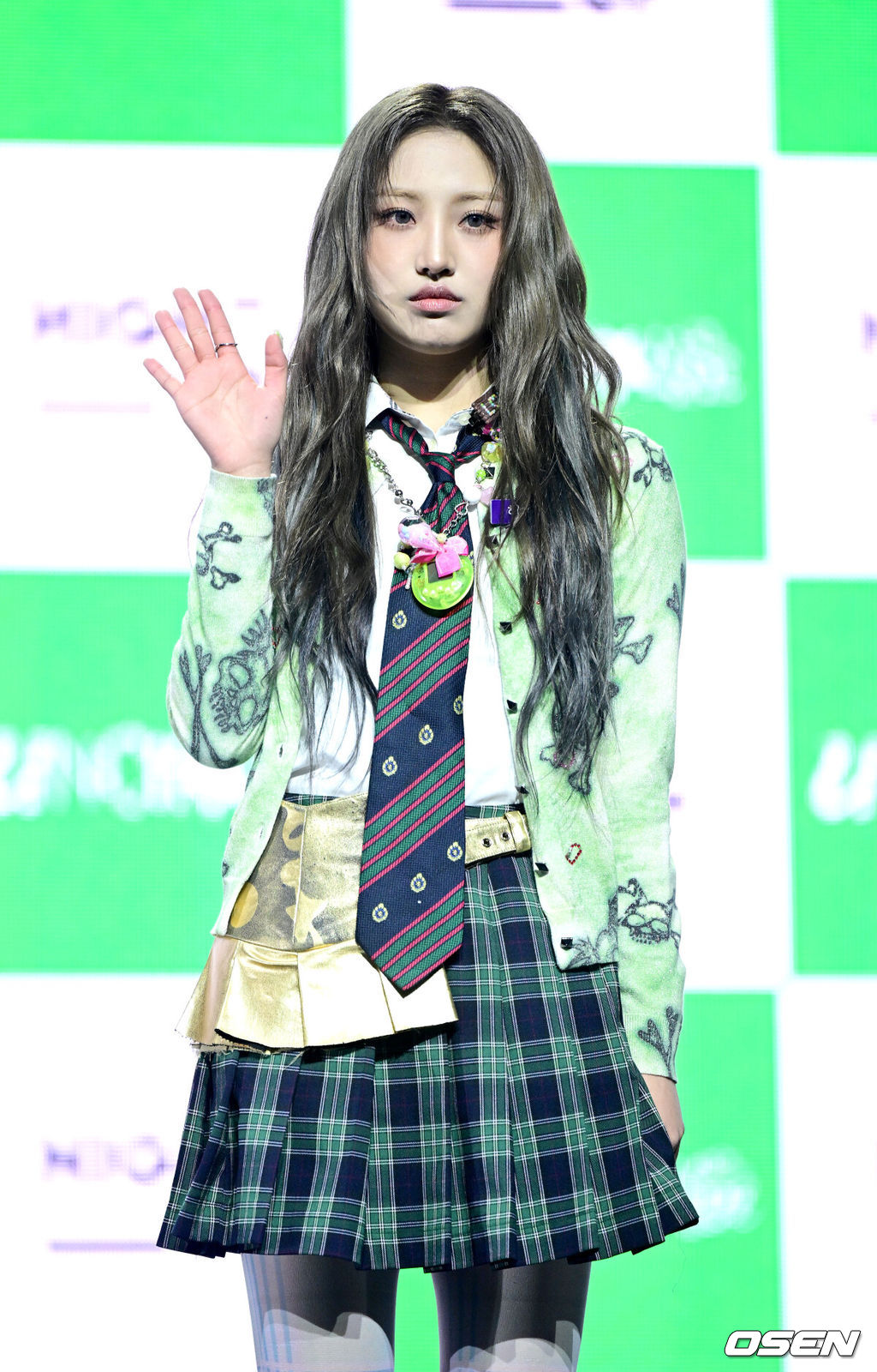 신인 걸그룹 언차일드(UNCHILD)가 21일 오후 서울 한남동 블루스퀘어 우리WON뱅킹홀에서 데뷔 싱글 '위 아 언차일드'(We Are UNCHILD) 발매 쇼케이스를 가졌다.언차일드(박예은, 히키, 티나, 아코, 이본, 나하은)는 ‘평범함’을 거부하는 접두사 ‘UN-’을 통해 정해진 틀에 얽매이지 않고 자신들만의 독특한 개성을 특별한 에너지로 승화시키겠다는 포부를 팀명에 담았다.언차일드 히키가 포토타임을 하고 있다. 2026.04.21 / dreamer@osen.co.kr