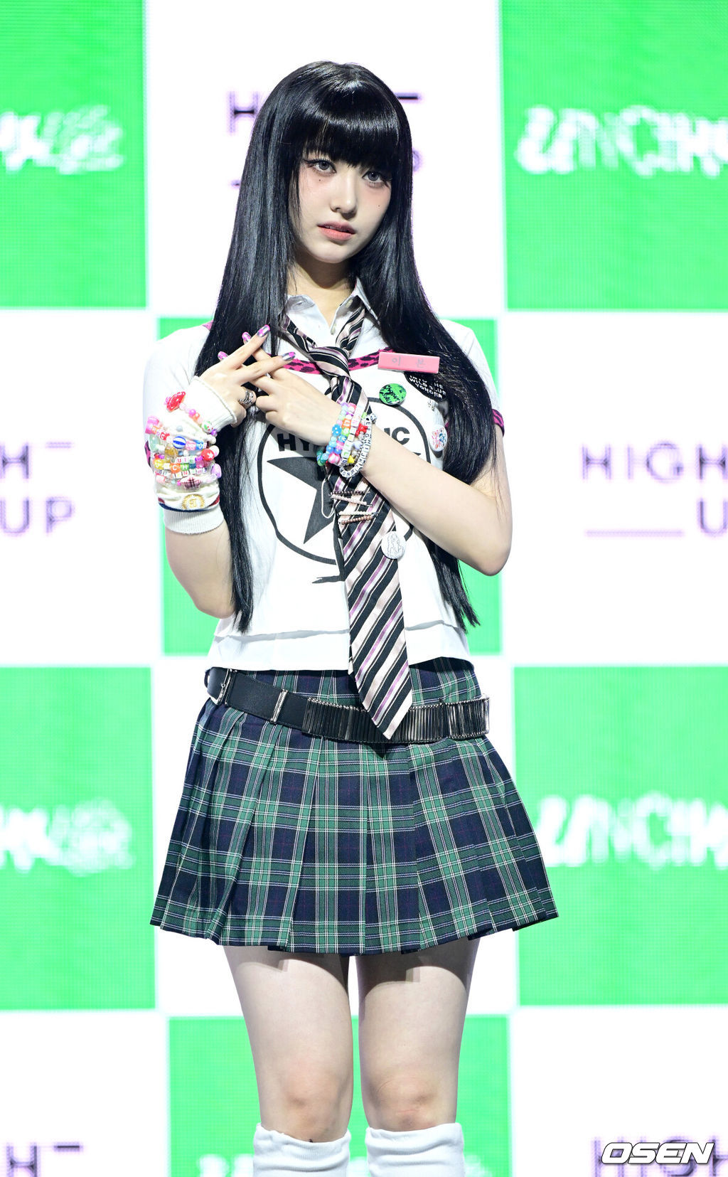 신인 걸그룹 언차일드(UNCHILD)가 21일 오후 서울 한남동 블루스퀘어 우리WON뱅킹홀에서 데뷔 싱글 '위 아 언차일드'(We Are UNCHILD) 발매 쇼케이스를 가졌다.언차일드(박예은, 히키, 티나, 아코, 이본, 나하은)는 ‘평범함’을 거부하는 접두사 ‘UN-’을 통해 정해진 틀에 얽매이지 않고 자신들만의 독특한 개성을 특별한 에너지로 승화시키겠다는 포부를 팀명에 담았다.언차일드 이본이 포토타임을 하고 있다. 2026.04.21 / dreamer@osen.co.kr