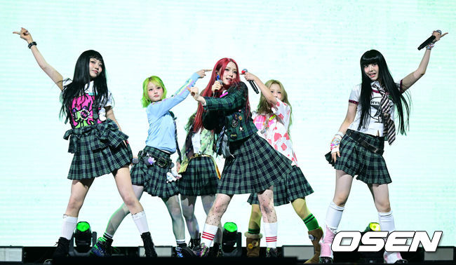 [OSEN=최규한 기자] 신인 걸그룹 언차일드(UNCHILD)가 21일 오후 서울 한남동 블루스퀘어 우리WON뱅킹홀에서 데뷔 싱글&nbsp;'위 아 언차일드'(We Are UNCHILD) 발매 쇼케이스를 가졌다.언차일드(박예은,&nbsp;히키, 티나,&nbsp;아코,&nbsp;이본, 나하은)는 ‘평범함’을 거부하는 접두사 ‘UN-’을 통해 정해진 틀에 얽매이지 않고 자신들만의 독특한 개성을 특별한 에너지로 승화시키겠다는 포부를 팀명에 담았다.언차일드가 타이틀곡 무대를 펼치고 있다. 2026.04.21 / dreamer@osen.co.kr