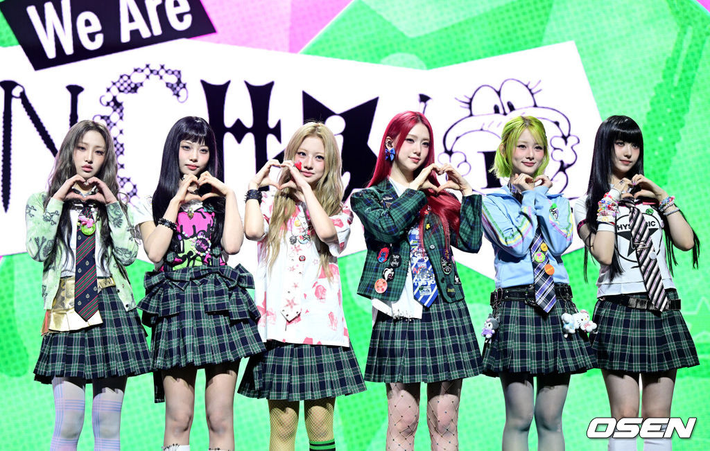 신인 걸그룹 언차일드(UNCHILD)가 21일 오후 서울 한남동 블루스퀘어 우리WON뱅킹홀에서 데뷔 싱글 '위 아 언차일드'(We Are UNCHILD) 발매 쇼케이스를 가졌다.언차일드(박예은, 히키, 티나, 아코, 이본, 나하은)는 ‘평범함’을 거부하는 접두사 ‘UN-’을 통해 정해진 틀에 얽매이지 않고 자신들만의 독특한 개성을 특별한 에너지로 승화시키겠다는 포부를 팀명에 담았다.언차일드 멤버들이 포토타임을 하고 있다. 2026.04.21 / dreamer@osen.co.kr