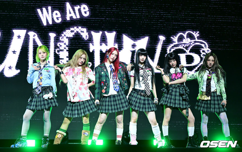 신인 걸그룹 언차일드(UNCHILD)가 21일 오후 서울 한남동 블루스퀘어 우리WON뱅킹홀에서 데뷔 싱글 '위 아 언차일드'(We Are UNCHILD) 발매 쇼케이스를 가졌다.언차일드(박예은, 히키, 티나, 아코, 이본, 나하은)는 ‘평범함’을 거부하는 접두사 ‘UN-’을 통해 정해진 틀에 얽매이지 않고 자신들만의 독특한 개성을 특별한 에너지로 승화시키겠다는 포부를 팀명에 담았다.언차일드 멤버들이 타이틀곡 무대를 펼치고 있다. 2026.04.21 / dreamer@osen.co.kr