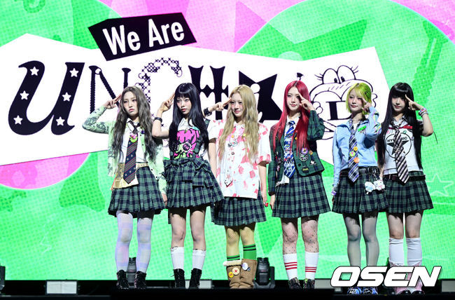 [OSEN=최규한 기자] 신인 걸그룹 언차일드(UNCHILD)가 21일 오후 서울 한남동 블루스퀘어 우리WON뱅킹홀에서 데뷔 싱글&nbsp;'위 아 언차일드'(We Are UNCHILD) 발매 쇼케이스를 가졌다.언차일드(박예은,&nbsp;히키, 티나,&nbsp;아코,&nbsp;이본, 나하은)는 ‘평범함’을 거부하는 접두사 ‘UN-’을 통해 정해진 틀에 얽매이지 않고 자신들만의 독특한 개성을 특별한 에너지로 승화시키겠다는 포부를 팀명에 담았다.언차일드 멤버들이 포토타임을 하고 있다. 2026.04.21 / dreamer@osen.co.kr