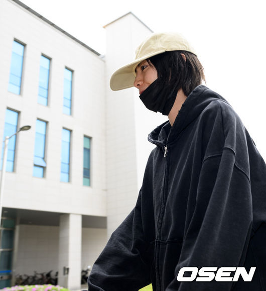 [OSEN=이대선 기자] 그룹 애프터스쿨 출신 나나가 21일 오후 경기 의정부지법 남양주지원에 강도 피해 사건 증인으로 출석했다.지난해 11월 30대 남성 A씨로부터 강도 피해를 입은 나나는 자택 침입 강도의 재판에 증인으로 출석했다.나나가 법정으로 이동하고 있다. 2026.04.21 /sunday@osen.co.kr