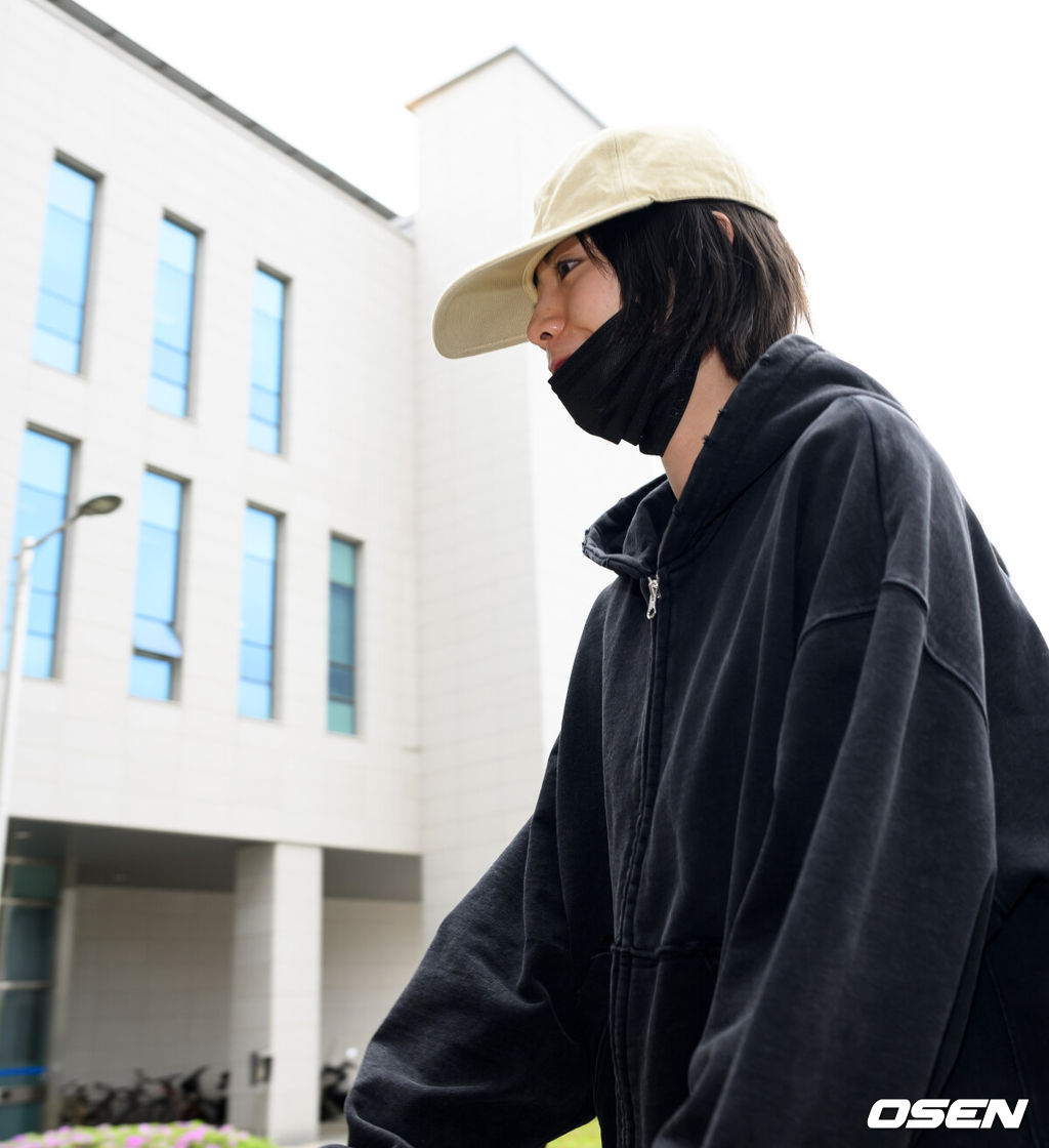 그룹 애프터스쿨 출신 나나가 21일 오후 경기 의정부지법 남양주지원에 강도 피해 사건 증인으로 출석했다.지난해 11월 30대 남성 A씨로부터 강도 피해를 입은 나나는 자택 침입 강도의 재판에 증인으로 출석했다.나나가 법정으로 이동하고 있다. 2026.04.21 /sunday@osen.co.kr