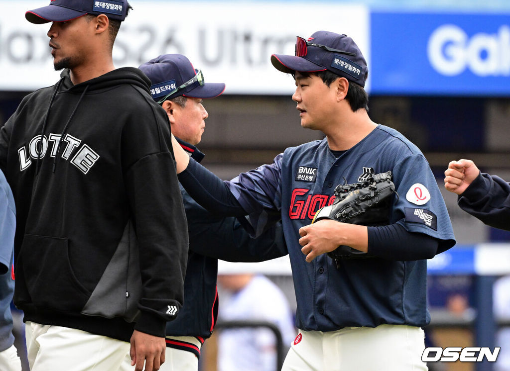 프로야구 롯데 자이언츠가 이틀 연속 홈런 파티를 벌이며 개막 2연전을 싹쓸이했다. 롯데는 29일 대구삼성라이온즈파크에서 열린 삼성 라이온즈와의 원정 경기에서 6-2로 승리했다.지난 28일 삼성과의 정규 시즌 개막전에서 윤동희, 빅터 레이예스, 전준우가 홈런을 터뜨리며 6-3 승리를 거둔 데 이어 이날 경기에서도 손호영, 노진혁, 레이예스가 홈런 4개를 폭발하며 기분 좋은 승리를 가져왔다. 반면 삼성은 1점을 얻는 데 그쳤다. 선발 최원태는 시즌 첫 등판을 퀄리티스타트로 장식했으나 타선의 도움을 받지 못해 고배를 마셨다.롯데 김태형 감독, 손호영이 승리를 기뻐하고 있다. 2026.03.29 /cej@osen.co.kr