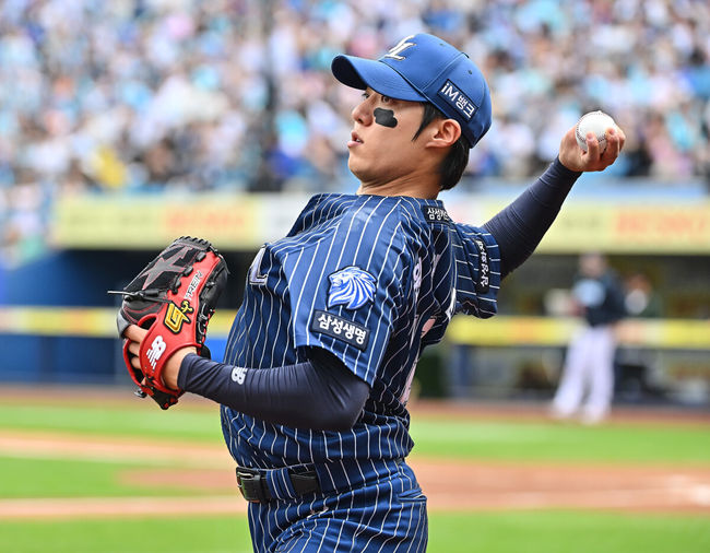 12일 대구삼성라이온즈파크에서 2026 신한 SOL KBO 리그 삼성 라이온즈와 NC 다이노스의 경기가 열렸다. 홈팀 삼성은 원태인이, 방문팀 NC는 토다가 선발 출전했다. 삼성 라이온즈 선발 투수 원태인이 역투하고 있다. 2026.04.12 / foto0307@osen.co.kr