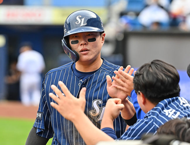 12일 대구삼성라이온즈파크에서 2026 신한 SOL KBO 리그 삼성 라이온즈와 NC 다이노스의 경기가 열렸다. 홈팀 삼성은 원태인이, 방문팀 NC는 토다가 선발 출전했다. 삼성 라이온즈 류지혁이 2회말 무사 1,2루 강민호 타석때 포수 송구 실책으로 득점에 성공한 후 하이파이브를 하고 있다. 2026.04.12 / foto0307@osen.co.kr