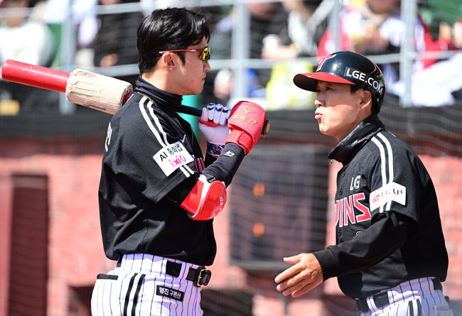 19일 인천 SSG랜더스필드에서 ‘2026 신한 SOL KBO리그’ 시범경기 SSG 랜더스와 LG 트윈스 경기가 열렸다.홈팀 SSG는 타케다 쇼타, 방문팀 LG는 송승기를 선발로 내세웠다.LG 박해민이 1회 첫 타석을 앞두고 정수성 코치와 대화를 나누고 있다. 2026.03.19 / dreamer@osen.co.kr