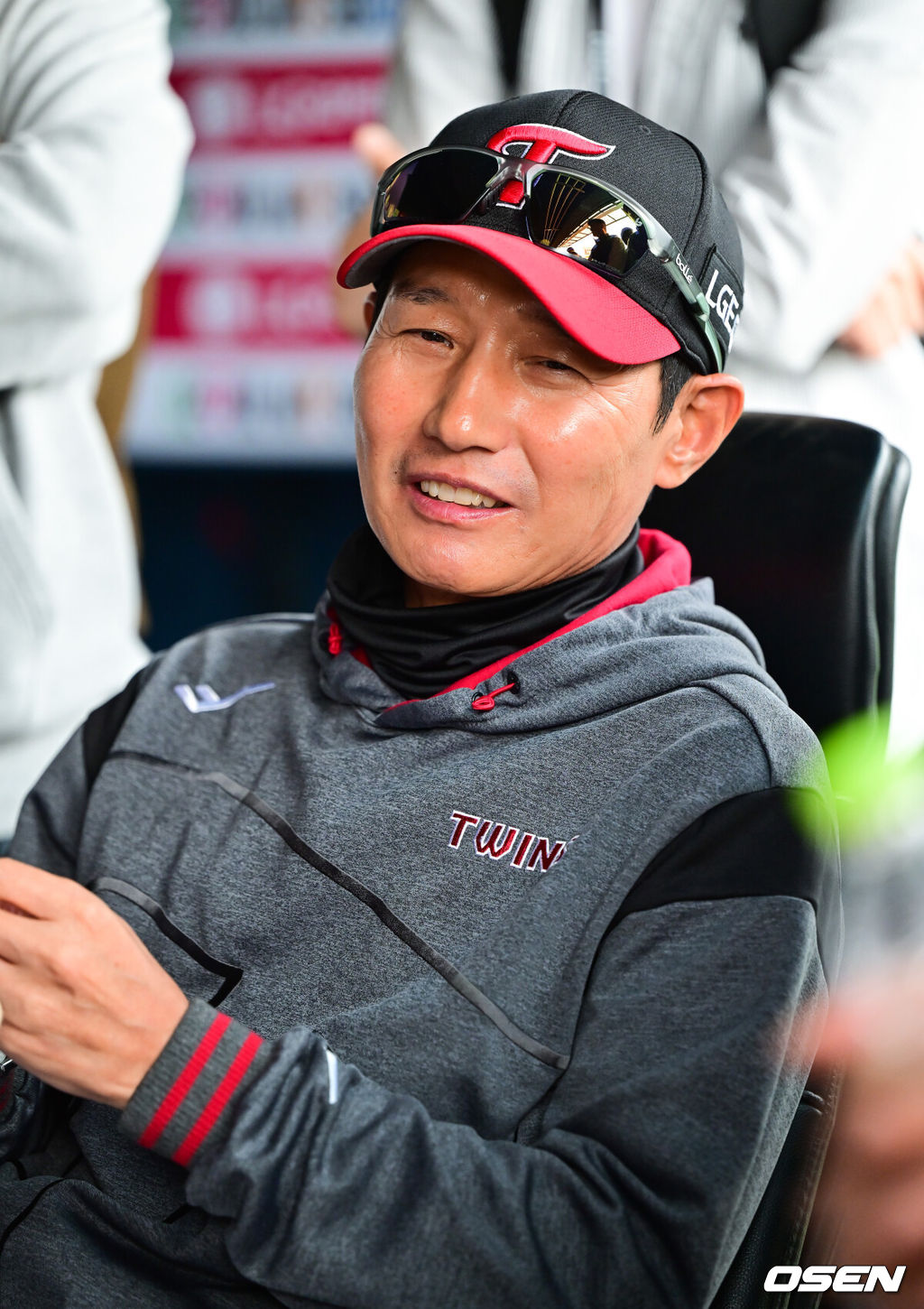 21일 오후 서울 잠실구장에서 2026 신한 SOL KBO리그 LG 트윈스와 한화 이글스의 경긱 진행됐다.이날 LG는 송승기를, 한화는 문동주를 선발투수로 내세웠다.경기 앞서 LG 염경엽 감독이 인터뷰를 하고 있다.   2026.04.21 / soul1014@osen.co.kr