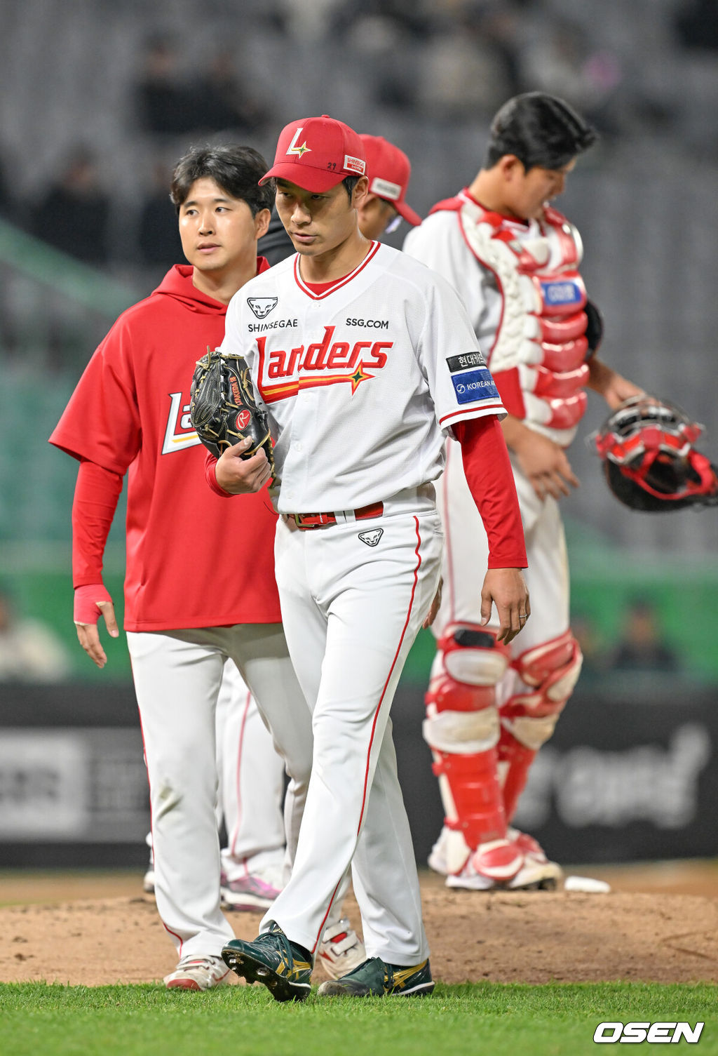 1일 인천 SSG랜더스필드에서 ‘2026 신한 SOL KBO리그’ SSG 랜더스와 키움 히어로즈의 경기가 열렸다.이날 경기에서 SSG은 타케다를, 키움은 배동현을 선발로 내세웠다.5회초 2사 주자 1,2루 키움 어준서 타석에서 SSG 타케다가 교체되고 있다. 2026.04.01 / rumi@osen.co.kr