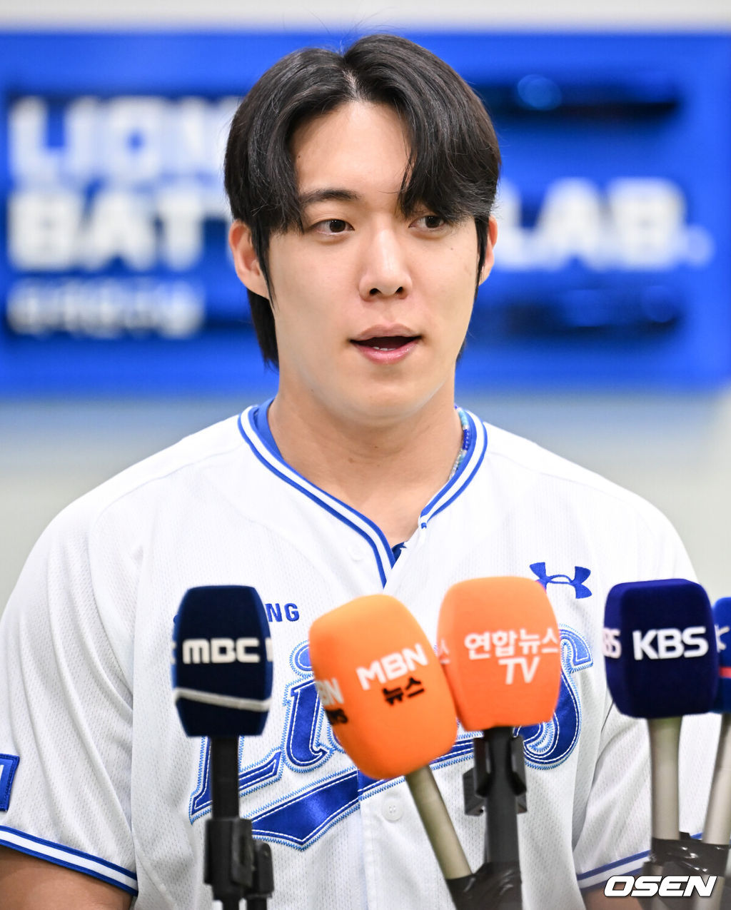 21일 오후 대구삼성라이온즈파크 ‘2026 신한 SOL Bank KBO리그' 삼성 라이온즈와 SSG 랜더스와 경기가 열릴 예정인 가운데 경기 전 그라운드 훈련이 진행됐다.이날 삼성은 최원태를, SSG는 베니지아노를 선발투수로 내세운다.경기 전 삼성 원태인이 지난 19일 LG전 태도 논란과 관련해 기자단에 입장을 밝히고 있다. 2026.04.21 / rumi@osen.co.kr