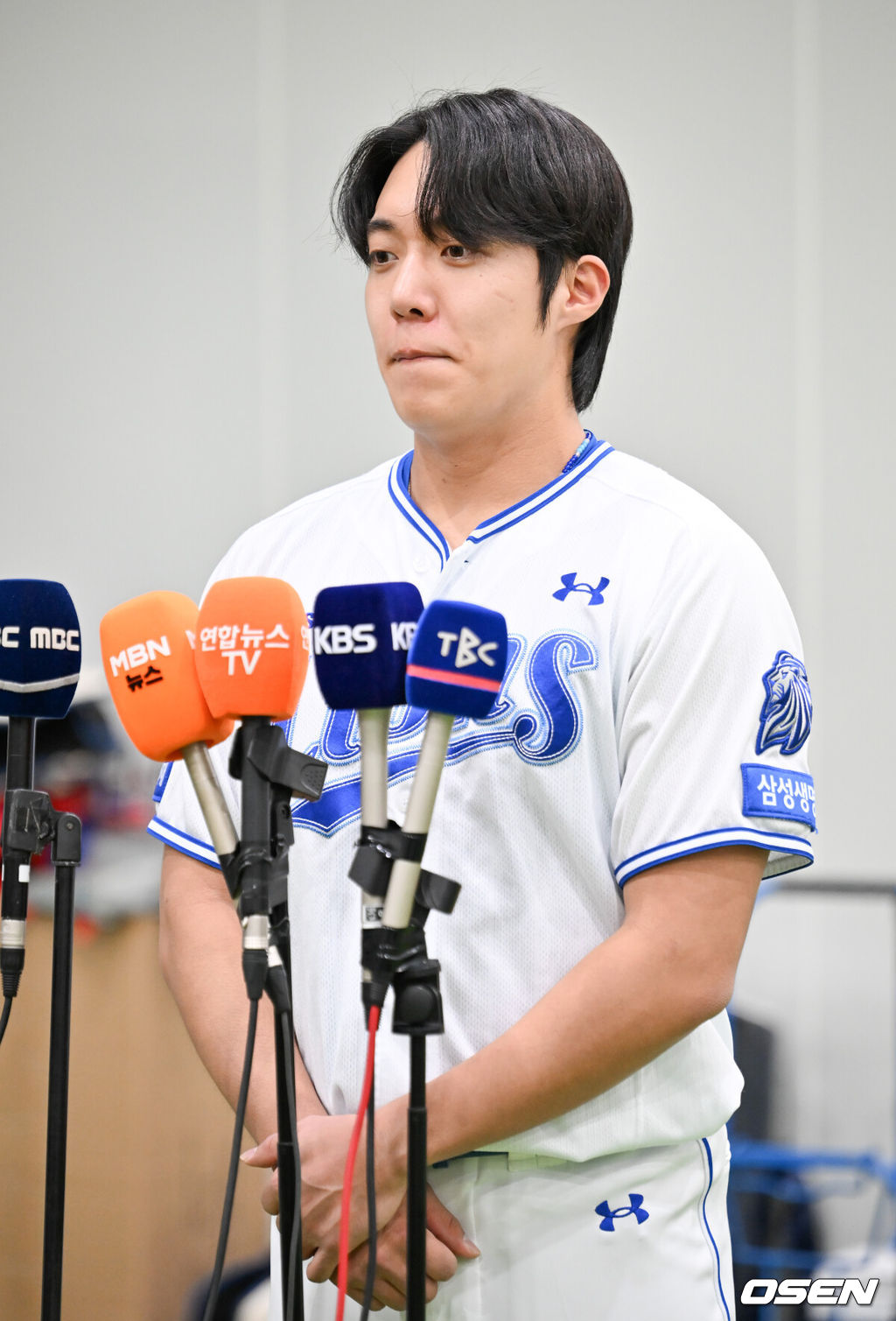 21일 오후 대구삼성라이온즈파크 ‘2026 신한 SOL Bank KBO리그' 삼성 라이온즈와 SSG 랜더스와 경기가 열릴 예정인 가운데 경기 전 그라운드 훈련이 진행됐다.이날 삼성은 최원태를, SSG는 베니지아노를 선발투수로 내세운다.경기 전 삼성 원태인이 지난 19일 LG전 태도 논란과 관련해 기자단에 입장을 밝히고 있다. 2026.04.21 / rumi@osen.co.kr