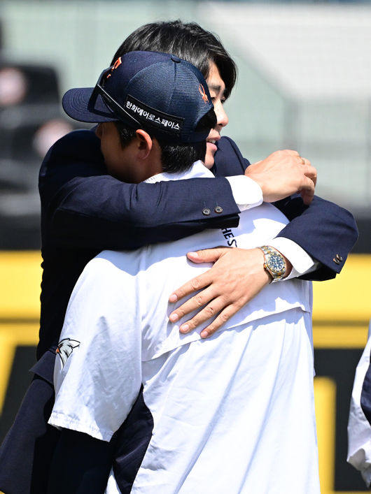 12일 대전 한화생명볼파크에서 ‘2026 신한 SOL KBO리그’ 한화 이글스와 KIA 타이거즈의 경기가 열린다.홈팀 한화는 잭 쿠싱, 방문팀 KIA는 애덤 올러를 선발로 내세운다. 경기를 앞두고 한화 노시환과 정민철 해설위원이 인사를 나누고 있다. 2026.04.12 / dreamer@osen.co.kr