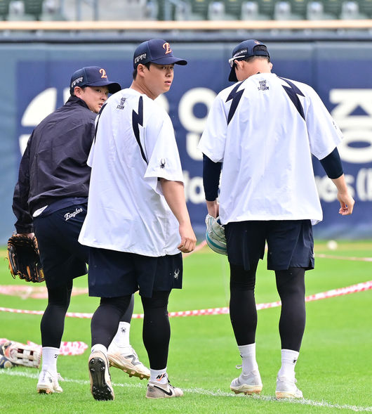 21일 오후 서울 잠실구장에서 2026 신한 SOL KBO리그 LG 트윈스와 한화 이글스의 경긱 진행됐다.이날 LG는 송승기를, 한화는 문동주를 선발투수로 내세웠다.경기 앞서 한화 노시환이 동료들과 함께 외야 스트레칭을 위해 이동하고 있다.   2026.04.21 / soul1014@osen.co.kr
