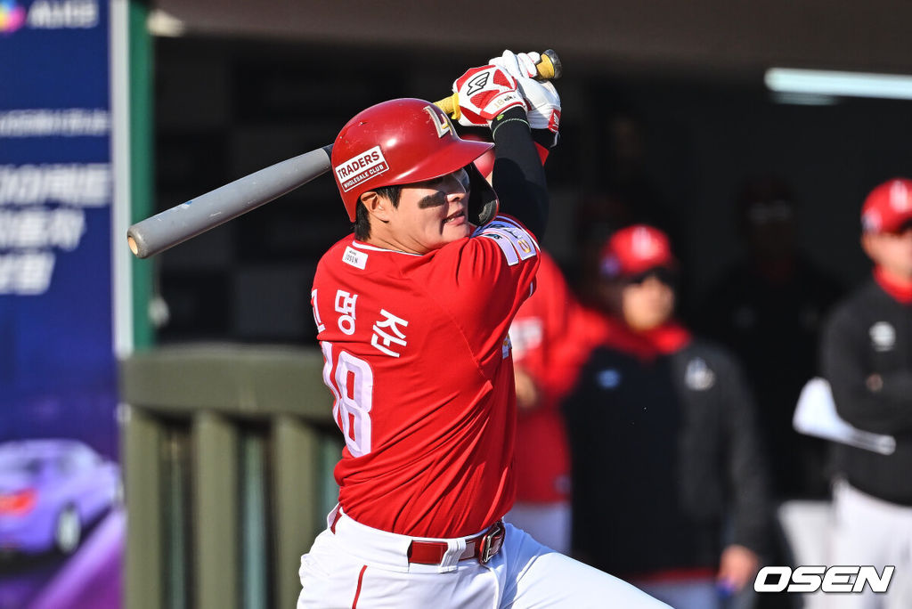 5일 부산 사직야구장에서 2026 신한 SOL KBO 리그 롯데 자이언츠와 SSG 랜더스의 경기가 열렸다. 홈팀 롯데는 박세웅이, 방문팀 SSG는 베니지아노가 선발 출전했다.SSG 랜더스 고명준이 9회초 1사 1,3루 중견수 앞 1타점 안타를 치고 있다. 2026.04.05 / foto0307@osen.co.kr
