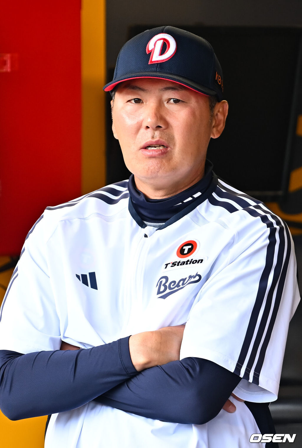 16일 오후 인천 SSG랜더스필드에서 ‘2026 신한 SOL Bank KBO리그' SSG 랜더스와 두산 베어스의 경기가 진행됐다.이날 SSG는 화이트를, 두산은 곽빈을 선발투수로 내세웠다.경기 전 두산 김원형 감독이 덕아웃에서 그라운드를 바라보고 있다. 2026.04.16 / rumi@osen.co.kr