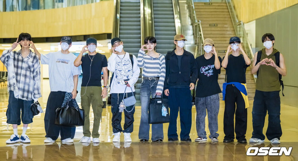 그룹 더보이즈(THE BOYZ)가 5일 오후 김포국제공항 통해 '쇼! 음악중심 in JAPAN' 일정차 일본 도쿄로 출국했다.‘2025 쇼! 음악중심 in JAPAN’은 7월 5일, 6일 양일간 일본 베루나 돔에서 열린다.더보이즈가 출국 앞서 포즈를 취하고 있다.   2025.07.05 / soul1014@osen.co.kr