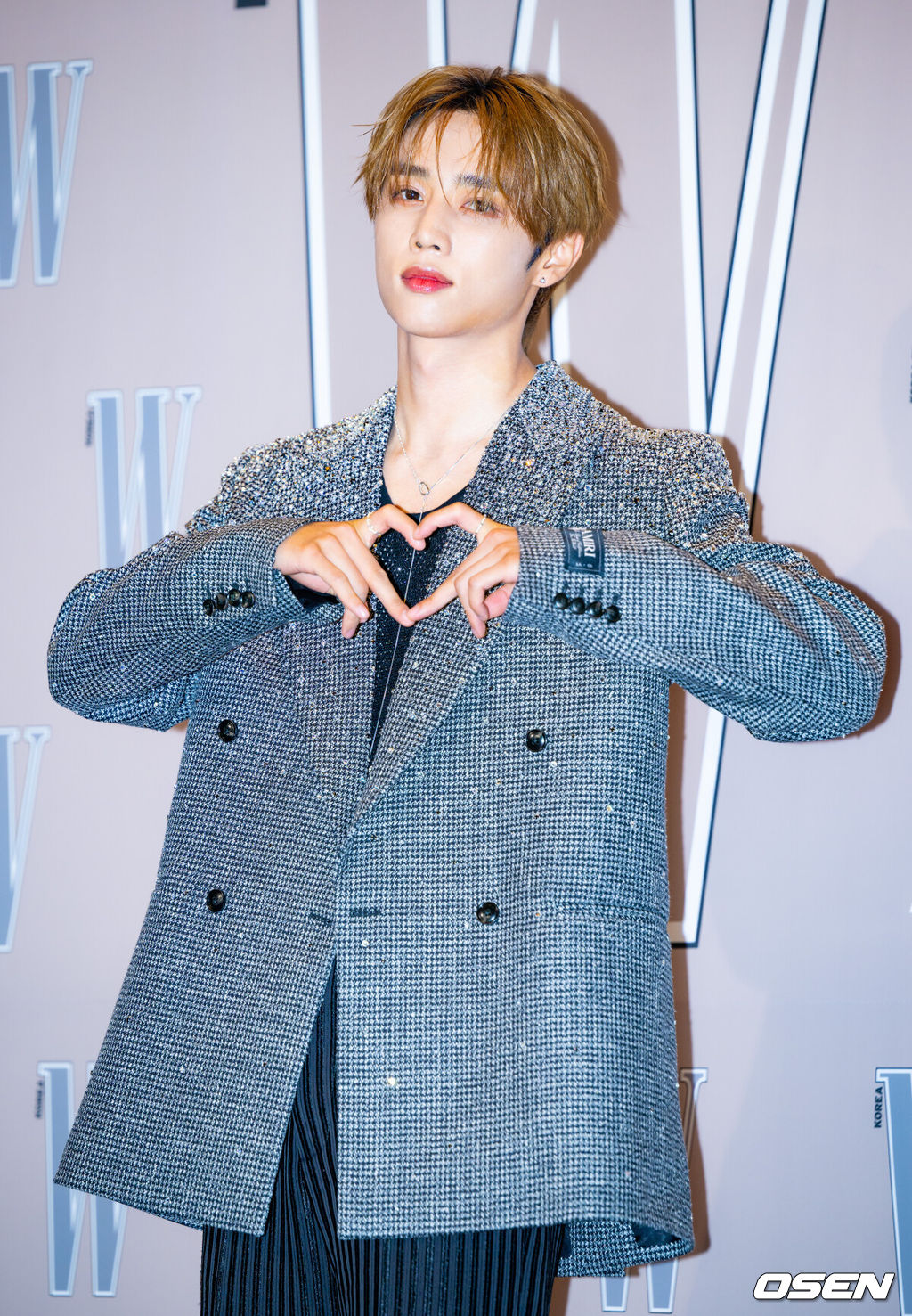 14일 오후 서울 종로구 포시즌스 호텔 서울 그랜드볼룸에서 제19회 유방암 인식 향상 캠페인 자선 행사 포토월이 진행됐다.유방암 인식 향상 및 기념하기 위해 매년 열리는 이 자선 파티에는 수많은 연예인 셀럽들이 참석해 자리를 빛냈다.더보이즈 선우가 포토타임을 갖고 있다. 2024.10.14 / rumi@osen.co.kr