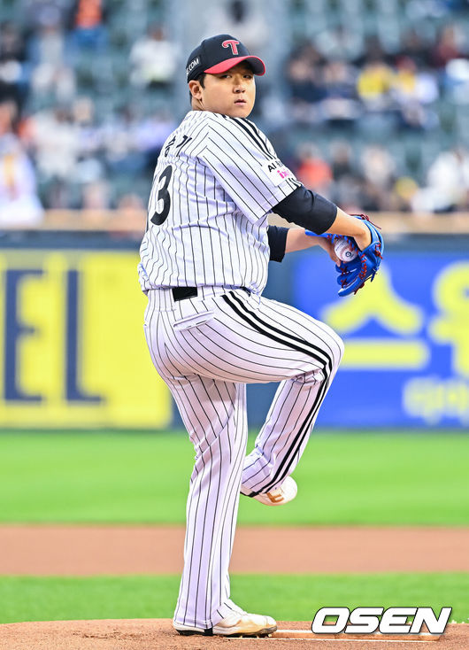 [OSEN=잠실, 박준형 기자] 21일 오후 서울 잠실구장에서 2026 신한 SOL KBO리그 LG 트윈스와 한화 이글스의 경긱 진행됐다.이날 LG는 송승기를, 한화는 문동주를 선발투수로 내세웠다.1회초 LG 선발투수 송승기가 역투하고 있다.     2026.04.21 / soul1014@osen.co.kr