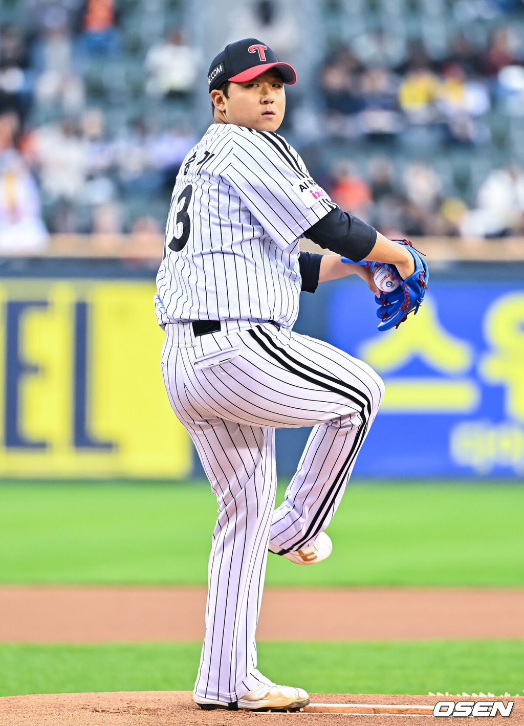 21일 오후 서울 잠실구장에서 2026 신한 SOL KBO리그 LG 트윈스와 한화 이글스의 경긱 진행됐다.이날 LG는 송승기를, 한화는 문동주를 선발투수로 내세웠다.1회초 LG 선발투수 송승기가 역투하고 있다.     2026.04.21 / soul1014@osen.co.kr