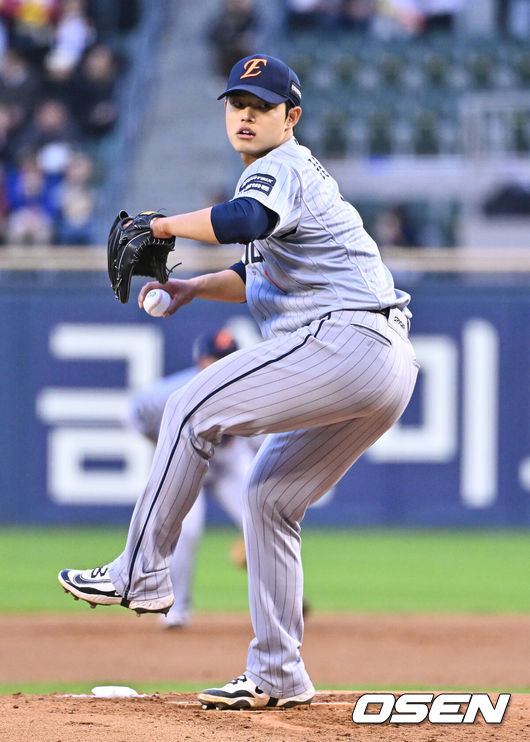 [OSEN=잠실, 박준형 기자] 21일 오후 서울 잠실구장에서 2026 신한 SOL KBO리그 LG 트윈스와 한화 이글스의 경긱 진행됐다.이날 LG는 송승기를, 한화는 문동주를 선발투수로 내세웠다.1회말 한화 선발투수 문동주가 역투하고 있다.    2026.04.21 / soul1014@osen.co.kr