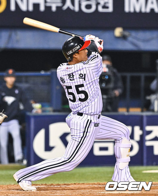 [OSEN=잠실, 박준형 기자] 21일 오후 서울 잠실구장에서 2026 신한 SOL KBO리그 LG 트윈스와 한화 이글스의 경기가 진행됐다.이날 LG는 송승기를, 한화는 문동주를 선발투수로 내세웠다.4회말 1사 2,3루 LG 송찬의가 2타점 적시타를 날리고 있다.  2026.04.21 / soul1014@osen.co.kr