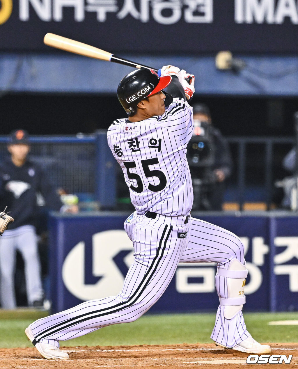 21일 오후 서울 잠실구장에서 2026 신한 SOL KBO리그 LG 트윈스와 한화 이글스의 경기가 진행됐다.이날 LG는 송승기를, 한화는 문동주를 선발투수로 내세웠다.4회말 1사 2,3루 LG 송찬의가 2타점 적시타를 날리고 있다.  2026.04.21 / soul1014@osen.co.kr