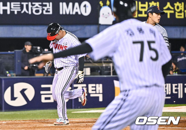 [OSEN=잠실, 박준형 기자] 21일 오후 서울 잠실구장에서 2026 신한 SOL KBO리그 LG 트윈스와 한화 이글스의 경기가 진행됐다.이날 LG는 송승기를, 한화는 문동주를 선발투수로 내세웠다.4회말 1사 만루 LG 송찬의의 타석 폭투때 3루 주자 문보경이 홈쇄도해 득점 올리고 있다.   2026.04.21 / soul1014@osen.co.kr