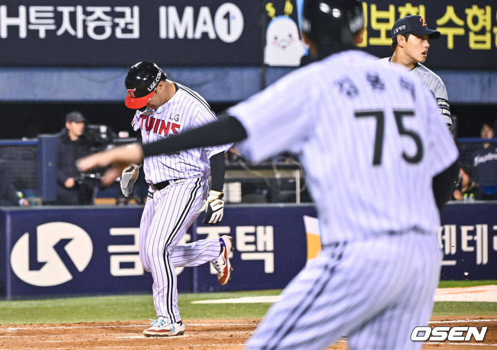 21일 오후 서울 잠실구장에서 2026 신한 SOL KBO리그 LG 트윈스와 한화 이글스의 경기가 진행됐다.이날 LG는 송승기를, 한화는 문동주를 선발투수로 내세웠다.4회말 1사 만루 LG 송찬의의 타석 폭투때 3루 주자 문보경이 홈쇄도해 득점 올리고 있다.   2026.04.21 / soul1014@osen.co.kr