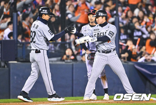 [OSEN=잠실, 박준형 기자] 21일 오후 서울 잠실구장에서 2026 신한 SOL KBO리그 LG 트윈스와 한화 이글스의 경기가 진행됐다.이날 LG는 송승기를, 한화는 문동주를 선발투수로 내세웠다.5회초 2사 2루 한화 문현빈이 1타점 적시 3루타를 날린뒤 김재걸 3루 코치와 하이파이브를 하고 있다.   2026.04.21 / soul1014@osen.co.kr