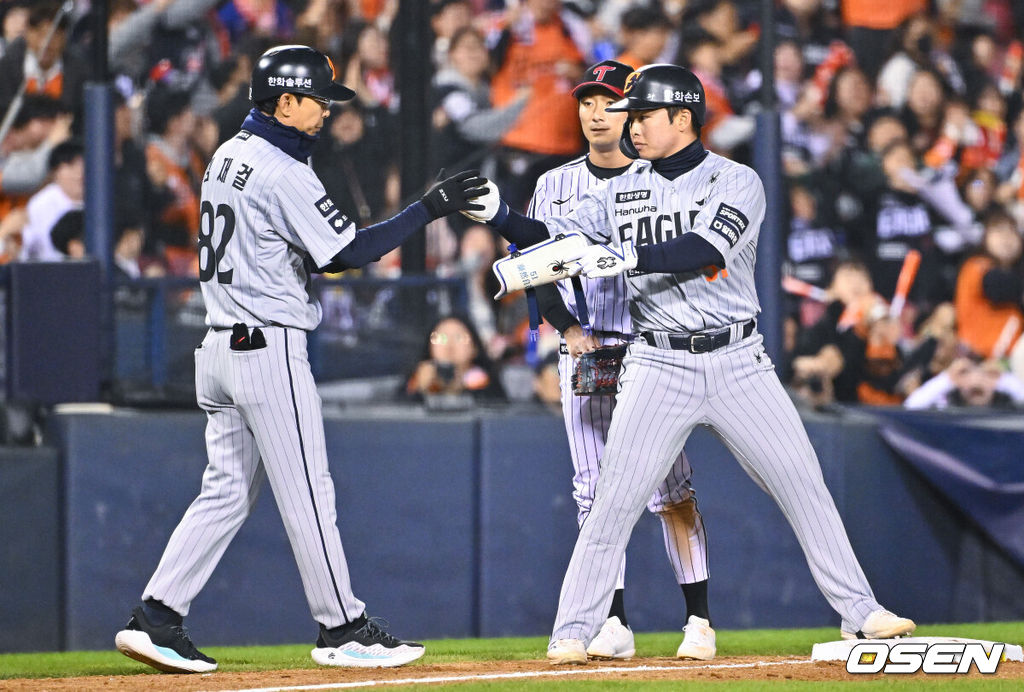 21일 오후 서울 잠실구장에서 2026 신한 SOL KBO리그 LG 트윈스와 한화 이글스의 경기가 진행됐다.이날 LG는 송승기를, 한화는 문동주를 선발투수로 내세웠다.5회초 2사 2루 한화 문현빈이 1타점 적시 3루타를 날린뒤 김재걸 3루 코치와 하이파이브를 하고 있다.   2026.04.21 / soul1014@osen.co.kr