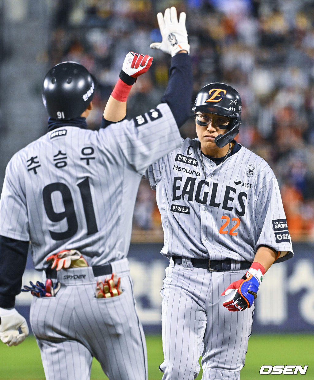 21일 오후 서울 잠실구장에서 2026 신한 SOL KBO리그 LG 트윈스와 한화 이글스의 경기가 진행됐다.이날 LG는 송승기를, 한화는 문동주를 선발투수로 내세웠다.7회초 2사 2,3루 한화 채은성이 동점 2타점 적시타를 날린뒤 세리머니를 하고 있다.     2026.04.21 / soul1014@osen.co.kr