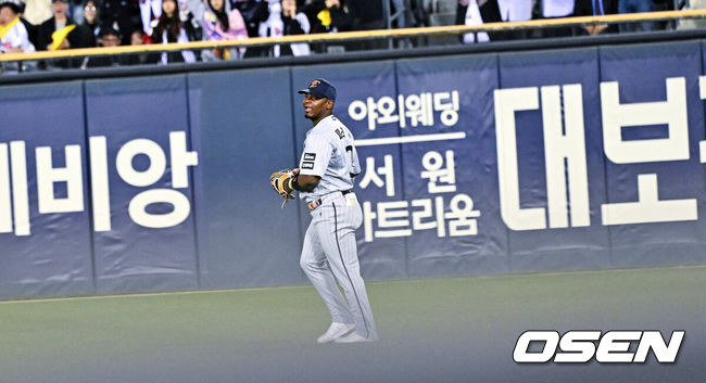 [OSEN=잠실, 박준형 기자] 21일 오후 서울 잠실구장에서 2026 신한 SOL KBO리그 LG 트윈스와 한화 이글스의 경기가 진행됐다.이날 LG는 송승기를, 한화는 문동주를 선발투수로 내세웠다.7회말 2사 2루 LG 오스틴의 역전 1타점 적시타때 한화 페라자가 타구를 놓친뒤 아쉬워하고 있다.   2026.04.21 / soul1014@osen.co.kr