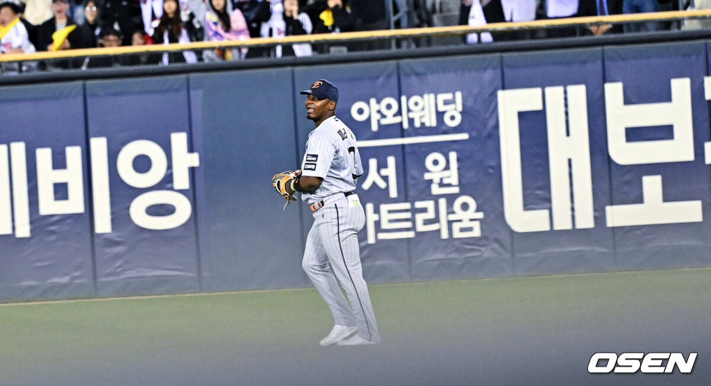 21일 오후 서울 잠실구장에서 2026 신한 SOL KBO리그 LG 트윈스와 한화 이글스의 경기가 진행됐다.이날 LG는 송승기를, 한화는 문동주를 선발투수로 내세웠다.7회말 2사 2루 LG 오스틴의 역전 1타점 적시타때 한화 페라자가 타구를 놓친뒤 아쉬워하고 있다.   2026.04.21 / soul1014@osen.co.kr