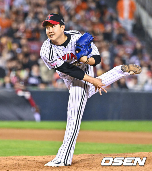 [OSEN=잠실, 박준형 기자] 21일 오후 서울 잠실구장에서 2026 신한 SOL KBO리그 LG 트윈스와 한화 이글스의 경기가 진행됐다.이날 LG는 송승기를, 한화는 문동주를 선발투수로 내세웠다.9회초 LG 마무리 투수 유영찬이 역투하고 있다.   2026.04.21 / soul1014@osen.co.kr