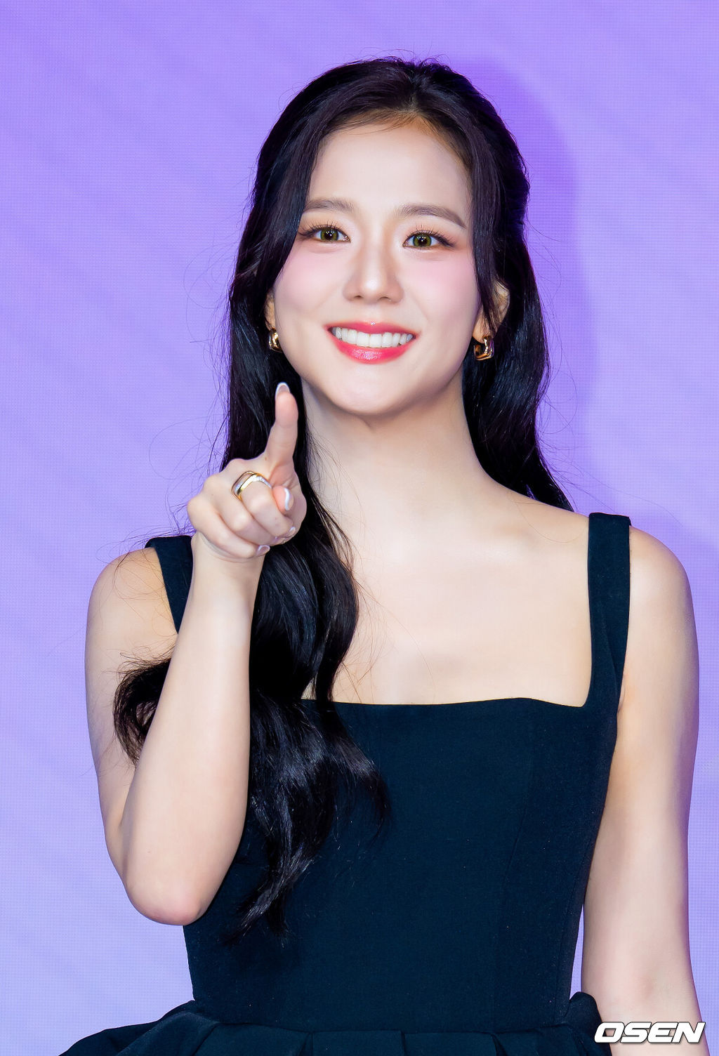 26일 오전 서울 JW메리어트 동대문스퀘어에서 넷플릭스 새 오리지널 시리즈 '월간남친'(극본 남궁도영, 연출 김정식) 쇼케이스가 열렸다.'월간남친'은 현실 생활에 지친 웹툰 PD 미래(지수 분)가 가상 연애 시뮬레이션을 통해 연애를 구독하고 체험해 보는 로망 실현 로맨틱 코미디 시리즈다. '월간남친'은 시리즈 제목이자 극 중 등장하는 가상 연애 구독 서비스다.블랙핑크 지수가 포즈를 취하고 있다.. 2026.02.26 / rumi@osen.co.kr