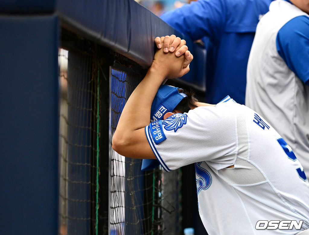 위기 정리되자 안도의 한숨을 내쉬는 배찬승