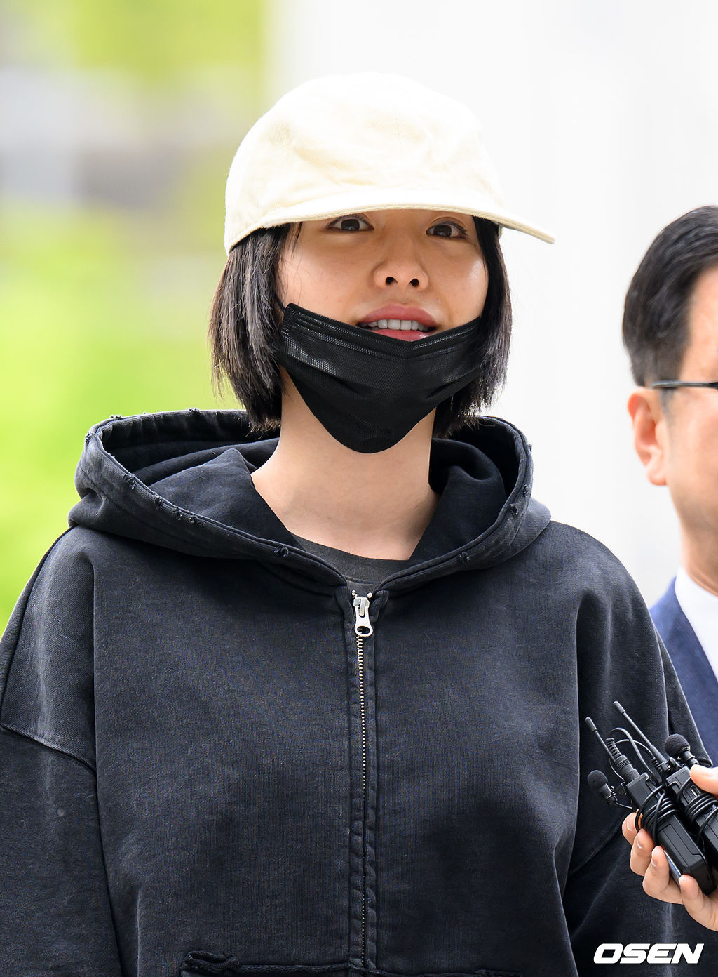 그룹 애프터스쿨 출신 나나가 21일 오후 경기 의정부지법 남양주지원에 강도 피해 사건 증인으로 출석했다.지난해 11월 30대 남성 A씨로부터 강도 피해를 입은 나나는 자택 침입 강도의 재판에 증인으로 출석했다.나나가 법정으로 이동하고 있다. 2026.04.21 /sunday@osen.co.kr