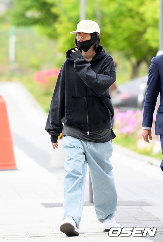 [OSEN=이대선 기자] 그룹 애프터스쿨 출신 나나가 21일 오후 경기 의정부지법 남양주지원에 강도 피해 사건 증인으로 출석했다.지난해 11월 30대 남성 A씨로부터 강도 피해를 입은 나나는 자택 침입 강도의 재판에 증인으로 출석했다.나나가 법정으로 이동하고 있다. 2026.04.21 /sunday@osen.co.kr