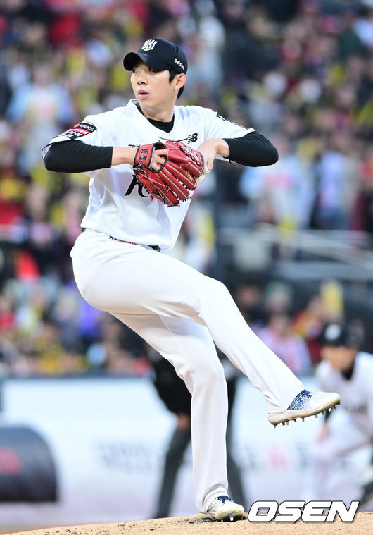 [OSEN=수원, 최규한 기자] 21일 수원 KT위즈파크에서 ‘2026 신한 SOL KBO리그’ KT 위즈와 KIA 타이거즈의 경기가 열렸다.홈팀 KT는 오원석, 방문팀 KIA는 김태형을 선발로 내세웠다. 1회초 KT 선발 오원석이 힘차게 공을 뿌리고 있다. 2026.04.21 / dreamer@osen.co.kr