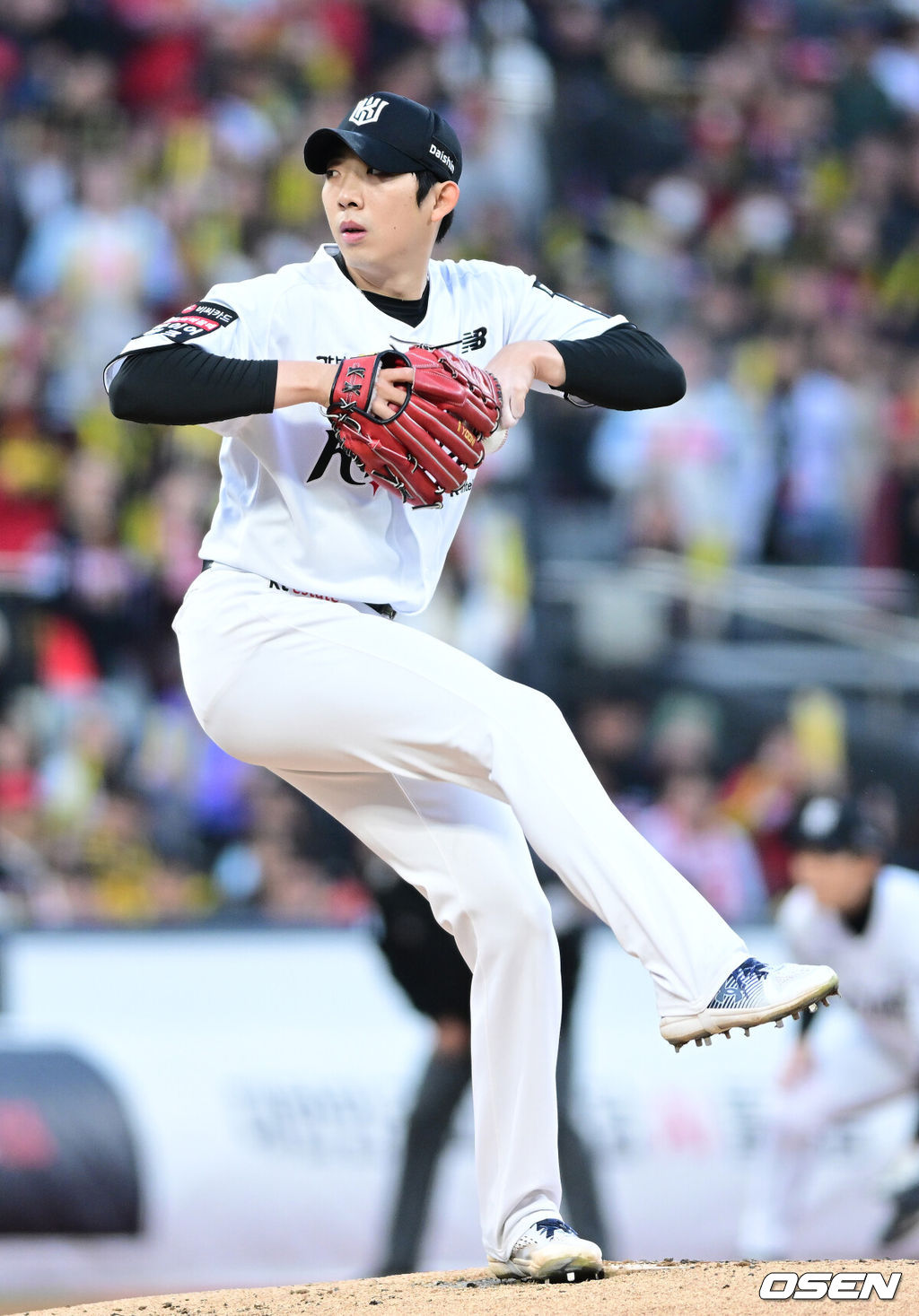 21일 수원 KT위즈파크에서 ‘2026 신한 SOL KBO리그’ KT 위즈와 KIA 타이거즈의 경기가 열렸다.홈팀 KT는 오원석, 방문팀 KIA는 김태형을 선발로 내세웠다. 1회초 KT 선발 오원석이 힘차게 공을 뿌리고 있다. 2026.04.21 / dreamer@osen.co.kr