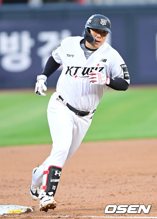 [OSEN=수원, 최규한 기자] 21일 수원 KT위즈파크에서 ‘2026 신한 SOL KBO리그’ KT 위즈와 KIA 타이거즈의 경기가 열렸다.홈팀 KT는 오원석, 방문팀 KIA는 김태형을 선발로 내세웠다. 1회말 1사 3루 상황 KT 김현수가 선제 우월 투런포를 날리고 그라운드를 돌고 있다. 2026.04.21 / dreamer@osen.co.kr