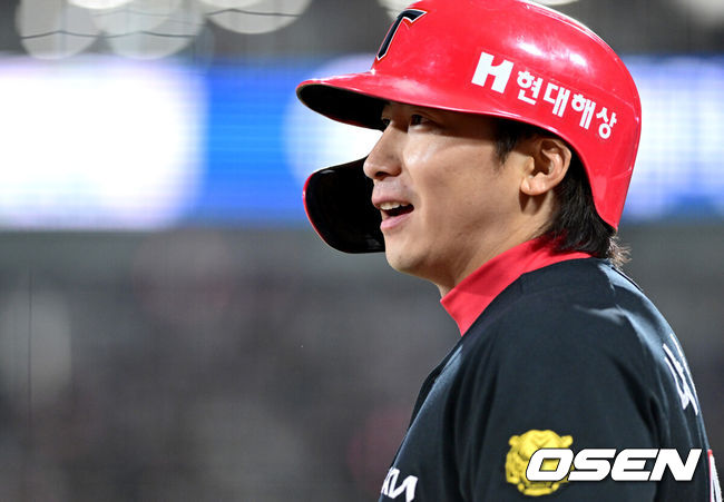 [OSEN=수원, 최규한 기자] 21일 수원 KT위즈파크에서 ‘2026 신한 SOL KBO리그’ KT 위즈와 KIA 타이거즈의 경기가 열렸다.홈팀 KT는 오원석, 방문팀 KIA는 김태형을 선발로 내세웠다. 6회초 2사 1, 3루 상황 KIA 나성범이 동점 2타점 적시타를 날린 뒤 이닝을 마치고 더그아웃으로 향하며 미소짓고 있다. 2026.04.21 / dreamer@osen.co.kr