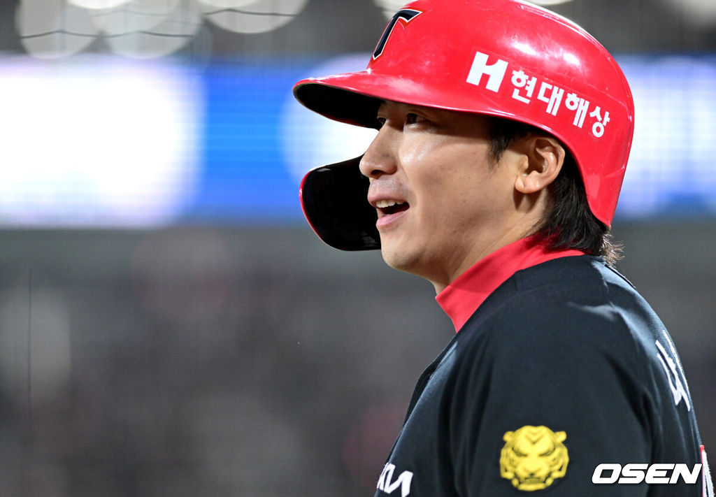 21일 수원 KT위즈파크에서 ‘2026 신한 SOL KBO리그’ KT 위즈와 KIA 타이거즈의 경기가 열렸다.홈팀 KT는 오원석, 방문팀 KIA는 김태형을 선발로 내세웠다. 6회초 2사 1, 3루 상황 KIA 나성범이 동점 2타점 적시타를 날린 뒤 이닝을 마치고 더그아웃으로 향하며 미소짓고 있다. 2026.04.21 / dreamer@osen.co.kr