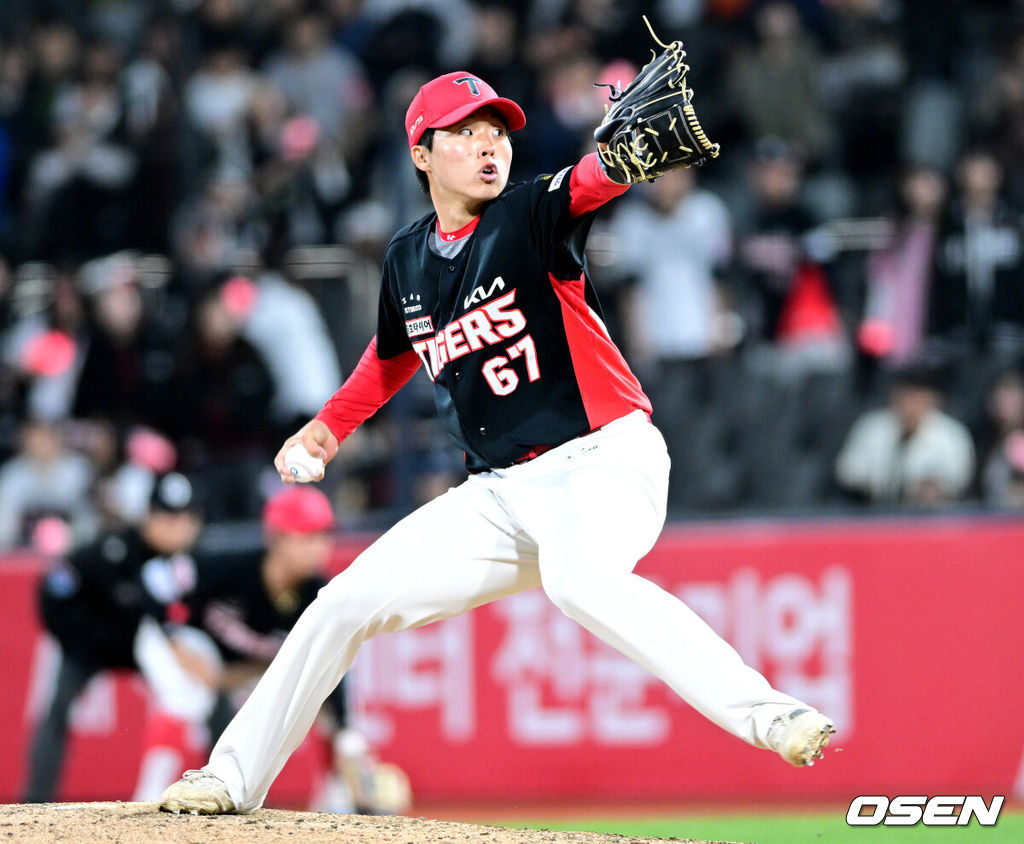 21일 수원 KT위즈파크에서 ‘2026 신한 SOL KBO리그’ KT 위즈와 KIA 타이거즈의 경기가 열렸다.홈팀 KT는 오원석, 방문팀 KIA는 김태형을 선발로 내세웠다. 연장 11회말마운드에 오른 KIA 홍민규가 힘차게 공을 뿌리고 있다. 2026.04.21 / dreamer@osen.co.kr