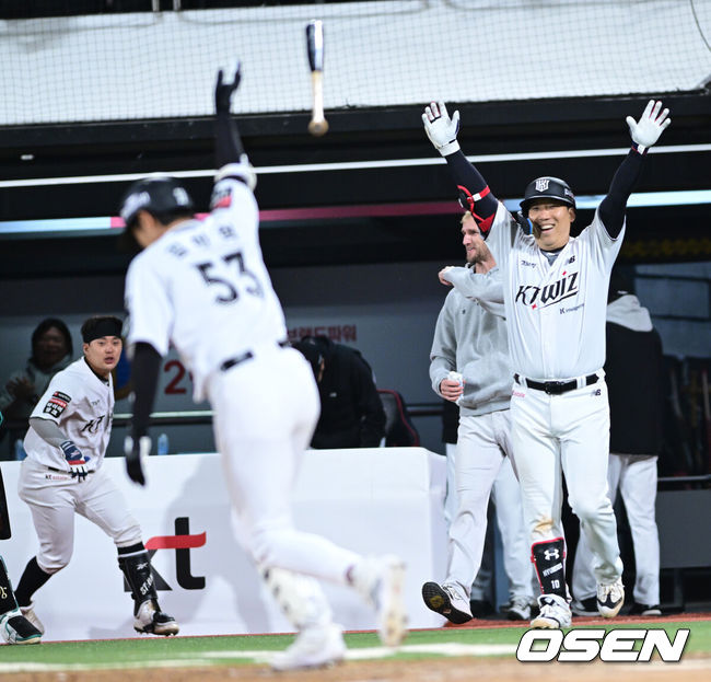 [OSEN=수원, 최규한 기자] 21일 수원 KT위즈파크에서 ‘2026 신한 SOL KBO리그’ KT 위즈와 KIA 타이거즈의 경기가 열렸다.이날 경기는 김민혁이 연장 11회 1사에서 우월 끝내기 솔로포를 터트려 홈팀 KT가 6-5 짜릿한 승리를 거뒀다. 연장 11회말 1사에서 터진 KT 김민혁의 끝내기에 김현수를 비롯한 선수들이 기뻐하고 있다. 2026.04.21 / dreamer@osen.co.kr