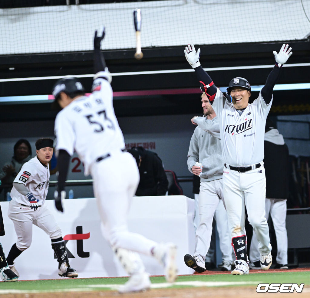 21일 수원 KT위즈파크에서 ‘2026 신한 SOL KBO리그’ KT 위즈와 KIA 타이거즈의 경기가 열렸다.이날 경기는 김민혁이 연장 11회 1사에서 우월 끝내기 솔로포를 터트려 홈팀 KT가 6-5 짜릿한 승리를 거뒀다. 연장 11회말 1사에서 터진 KT 김민혁의 끝내기에 김현수를 비롯한 선수들이 기뻐하고 있다. 2026.04.21 / dreamer@osen.co.kr