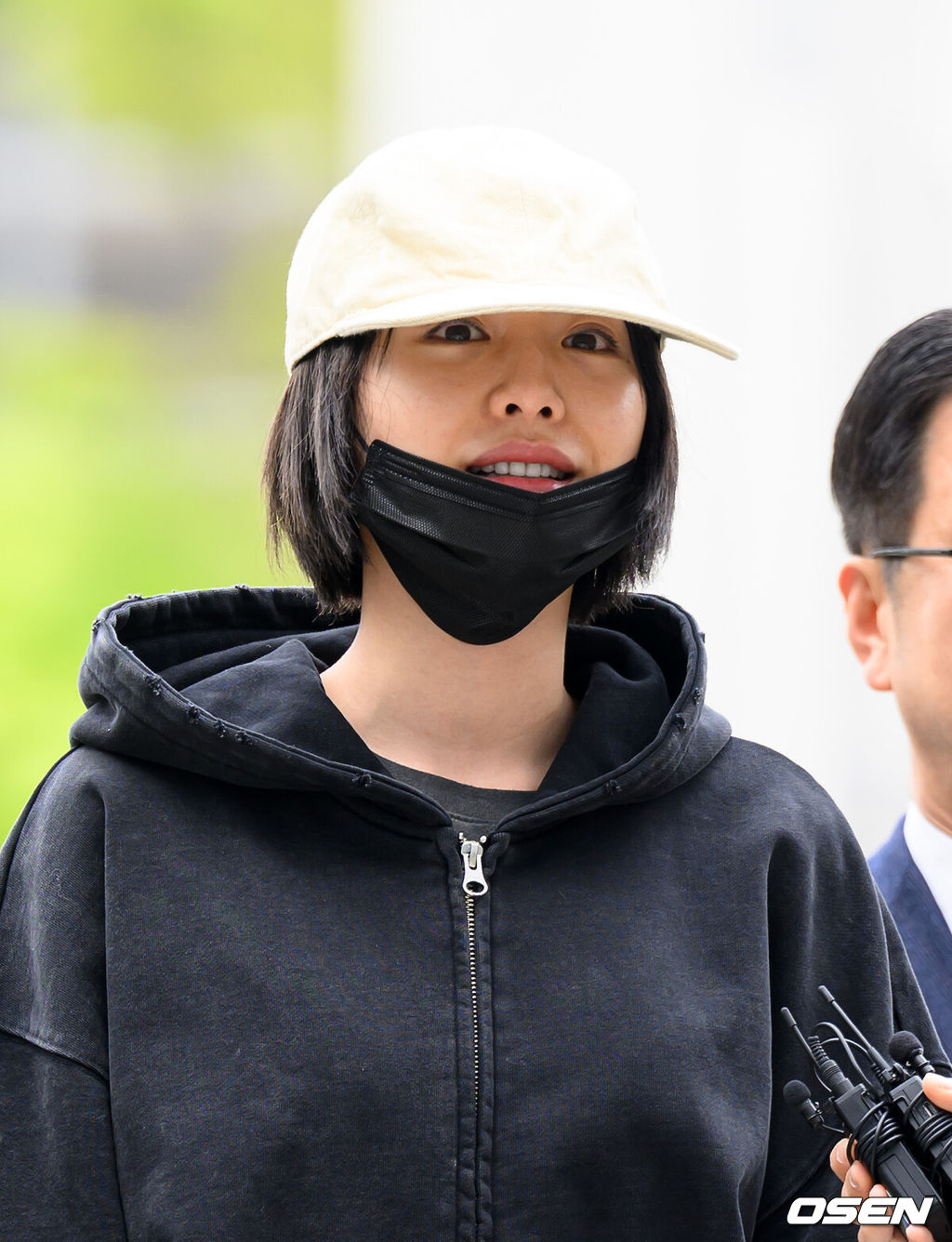 그룹 애프터스쿨 출신 나나가 21일 오후 경기 의정부지법 남양주지원에 강도 피해 사건 증인으로 출석했다.지난해 11월 30대 남성 A씨로부터 강도 피해를 입은 나나는 자택 침입 강도의 재판에 증인으로 출석했다.나나가 취재진 질문에 답을 하고 있다. 2026.04.21 /sunday@osen.co.kr