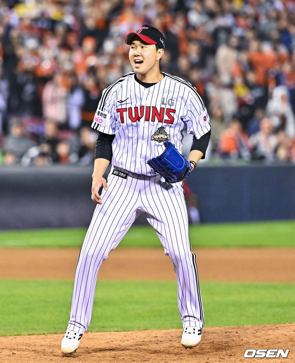 LG가 한화를 상대로 한점 차 승리를 거두며 2연승을 달렸다.LG는 21일 잠실구장에서 열린 2026 신한 SOL KBO리그 한화와 경기에서 선발 송승기의 호투와 7회 터진 오스틴의 결승타에 힘입어 6-5로 승리했다.경기종료 후 LG 마무리 투수 유영찬이 시즌 10세이브 달성후 기뻐하고 있다.   2026.04.21 / soul1014@osen.co.kr